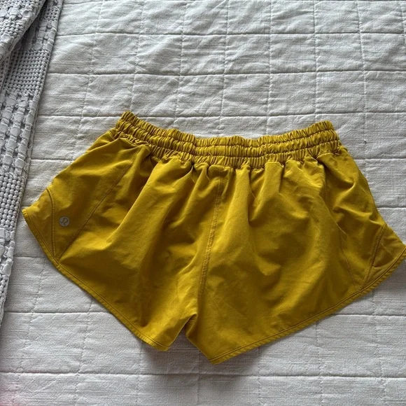 Lululemon Hotty Hot Low Rise Lined Short 2.5” - Picture 2 of 4